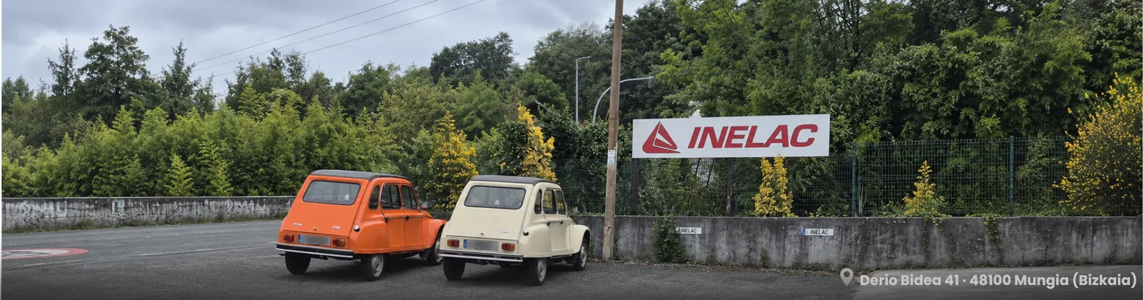 Coches clásicos junto a INELAC en Mungia